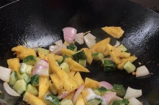 加盐和胡椒粉炒匀入味