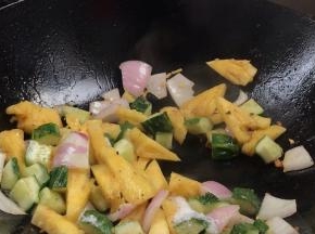 加盐和胡椒粉炒匀入味
