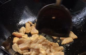 放入鸡肉炒至断生，捞出备用