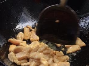 放入鸡肉炒至断生，捞出备用