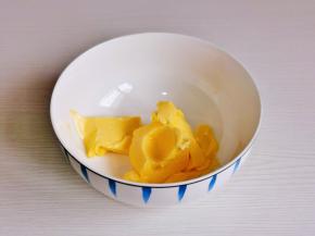 黄油室温软化，用手按一下轻松塌陷。