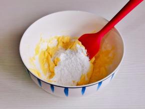 加入糖粉搅拌均匀。