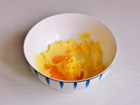 分两次加入蛋液，每次搅拌均匀后再加下一次。