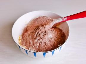 筛入低筋面粉，可可粉。