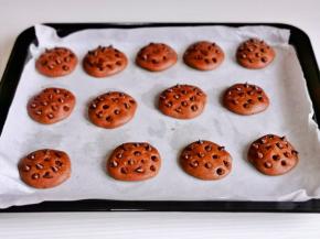依次做好放入垫好油纸的烤盘中，表面装饰上耐高温巧克力。