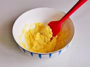 将黄油搅拌浓稠。