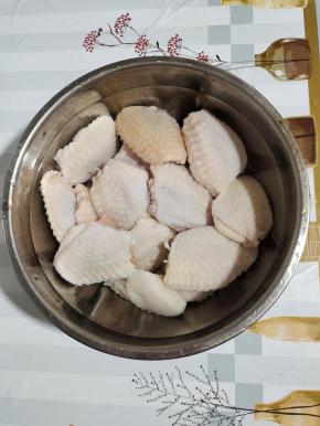 鸡翅中解冻后，放入冷水浸泡半个小时，把鸡翅中里面的血水浸泡出来！