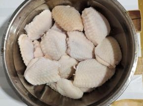 鸡翅中解冻后，放入冷水浸泡半个小时，把鸡翅中里面的血水浸泡出来！