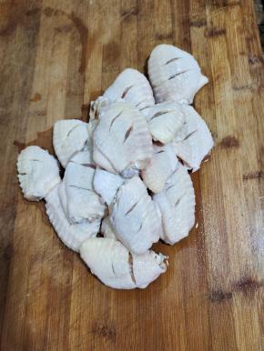 捞出沥干水分，在鸡翅的两面划两刀，方便腌制入味儿！