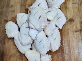 捞出沥干水分，在鸡翅的两面划两刀，方便腌制入味儿！