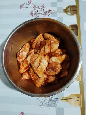 抓拌均匀，放入冰箱冷藏腌制一晚上，让它更入味儿！