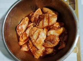 抓拌均匀，放入冰箱冷藏腌制一晚上，让它更入味儿！