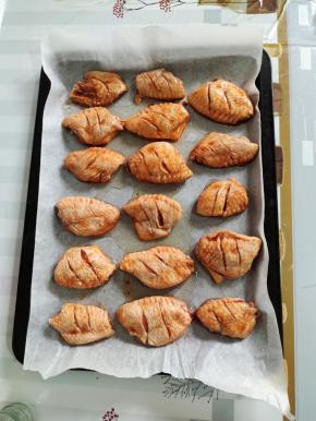 烤盘上铺油纸，再刷一层食用油！把腌制好的鸡翅中，整齐的摆在烤盘上！