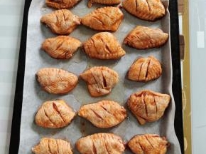 烤盘上铺油纸，再刷一层食用油！把腌制好的鸡翅中，整齐的摆在烤盘上！