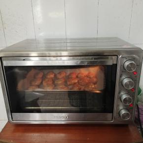 放入提前预热好的烤箱。上下火200度烤30分钟即可！