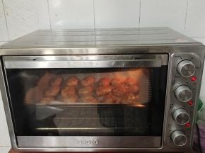 放入提前预热好的烤箱。上下火200度烤30分钟即可！