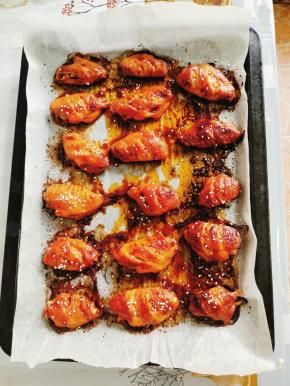 烤至鸡翅表面金黄诱人，取出来，撒上适量的熟白芝麻即可开吃！