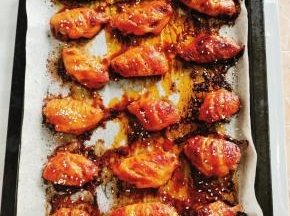 烤至鸡翅表面金黄诱人，取出来，撒上适量的熟白芝麻即可开吃！