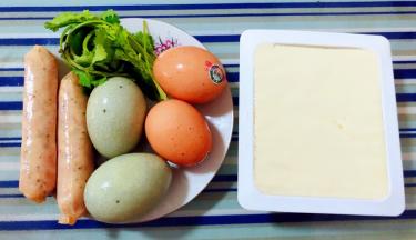 准备原材料皮蛋、鸡蛋、黑椒香肠、豆腐、香菜