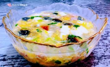 美味可口的皮蛋豆腐香肠汤装入容器中就大功告成了