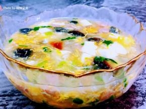 美味可口的皮蛋豆腐香肠汤装入容器中就大功告成了