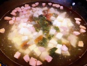 放入香肠和皮蛋一起大火烧开