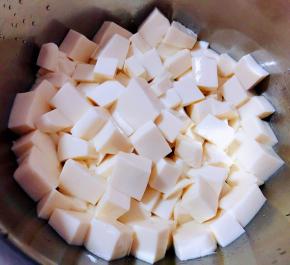 豆腐切成小块在开水中烫一下后立即放入冷水中过凉再沥干水份