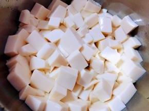 豆腐切成小块在开水中烫一下后立即放入冷水中过凉再沥干水份