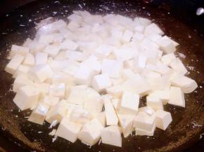 锅中添加适量清水放入处理好的豆腐大火煮起来