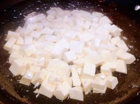 锅中添加适量清水放入处理好的豆腐大火煮起来