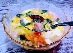 嫩嫩的豆腐入口即化混搭黑椒香肠和皮蛋独有的味道真是鲜美无比