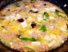 放入盐和味精调味均匀最后撒上香菜提鲜即可出锅享用