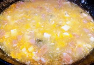 趁水开沸腾时均匀的淋上蛋液成漂亮的蛋花