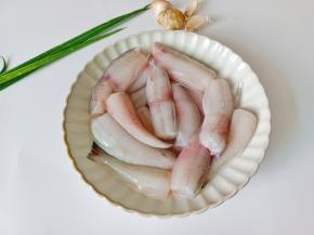 准备所需要的食材，豆腐鱼清理干净剪成两段。