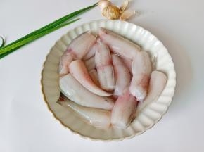 准备所需要的食材，豆腐鱼清理干净剪成两段。