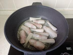 热锅热油放入豆腐鱼煎。