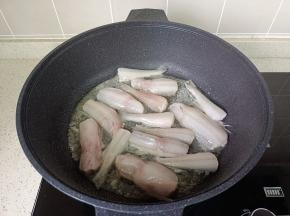 热锅热油放入豆腐鱼煎。