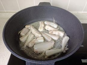 豆腐鱼两面煎一下。