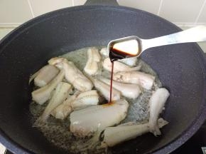 放入生抽一勺。