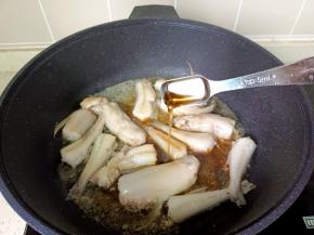 放入料酒一勺。