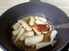 放入酱一勺翻拌均匀。