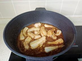 加入适量的开水炖煮三分钟。