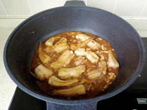 炖煮到汤汁浓稠，开大火收汁。