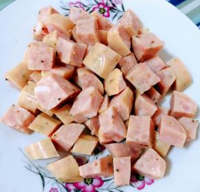 黑椒香肠独有的味道特别棒切成小块备用