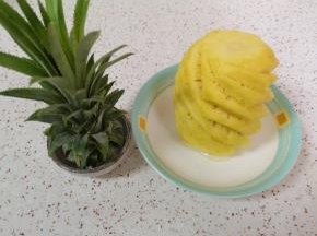 菠萝削皮去籽冲洗干净。