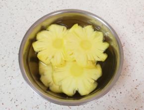 盆里放纯净水加入盐，放入菠萝片浸泡20分钟。