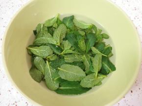 薄荷叶里面加入纯净水和小苏打，浸泡10分钟左右。
