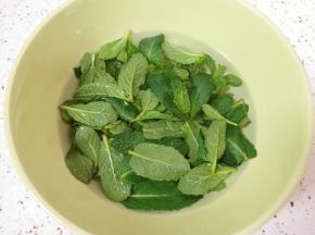 薄荷叶里面加入纯净水和小苏打，浸泡10分钟左右。