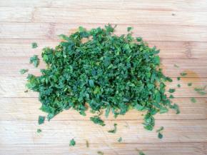 浸泡过的薄荷叶清洗干净挤干水分，切碎。