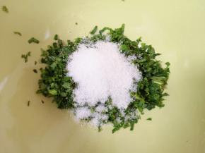 放入碗里加入糖搅拌均匀，用擀面杖捣一下至出汁。